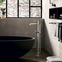 LIG032CR LIGHT Змішувач для ванни з підлоги з внутрішньою частиною, з ручним душем, хром (1 сорт) Paffoni